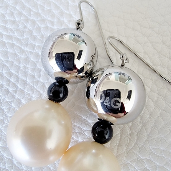 D&G silver and pearl drop earrings - Picture 3 of 4
